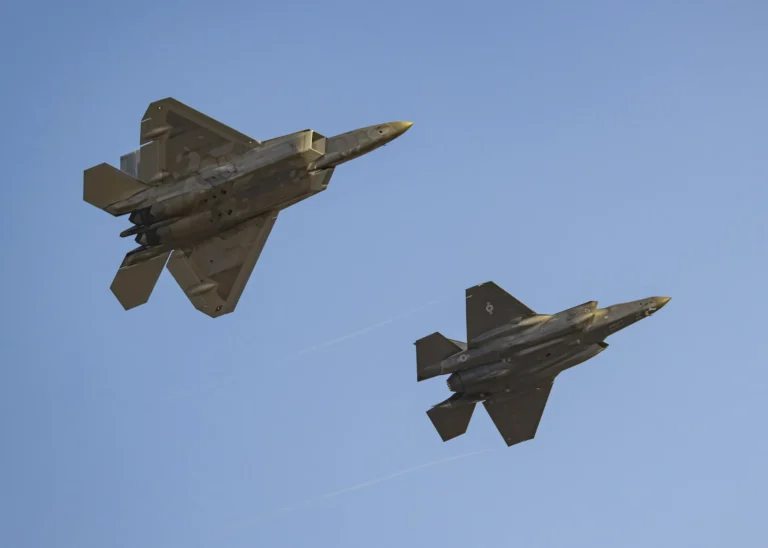f-22-vs-f-35-raptor-proty-laitninha-duel-lehend-piatoho-pokolinnia-87cb