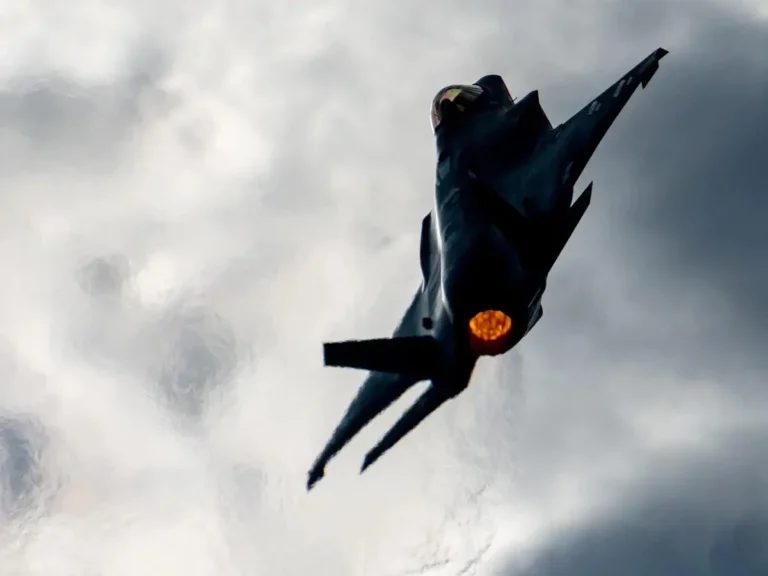 f-55-kontseptsiia-dvomotornoho-vynyshchuvacha-na-bazi-f-35-shcho-skolykhnula-pen-6f77