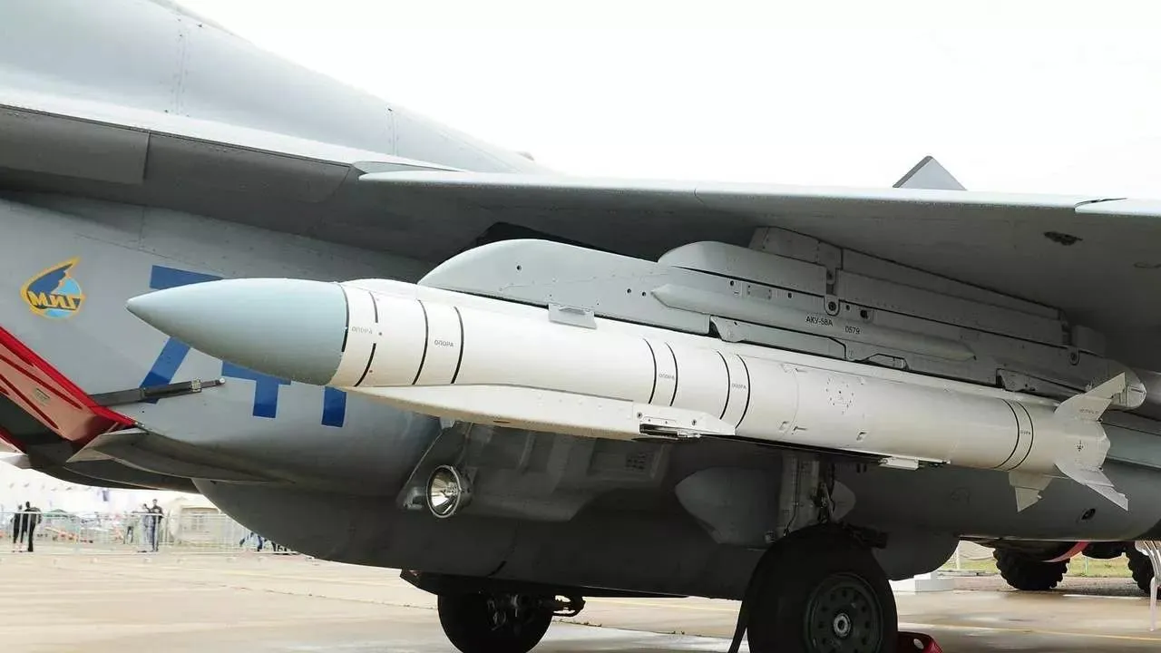 hrom-e1-taiemnytsi-rosiiskoi-hibrydnoi-bomby-rakety-066b