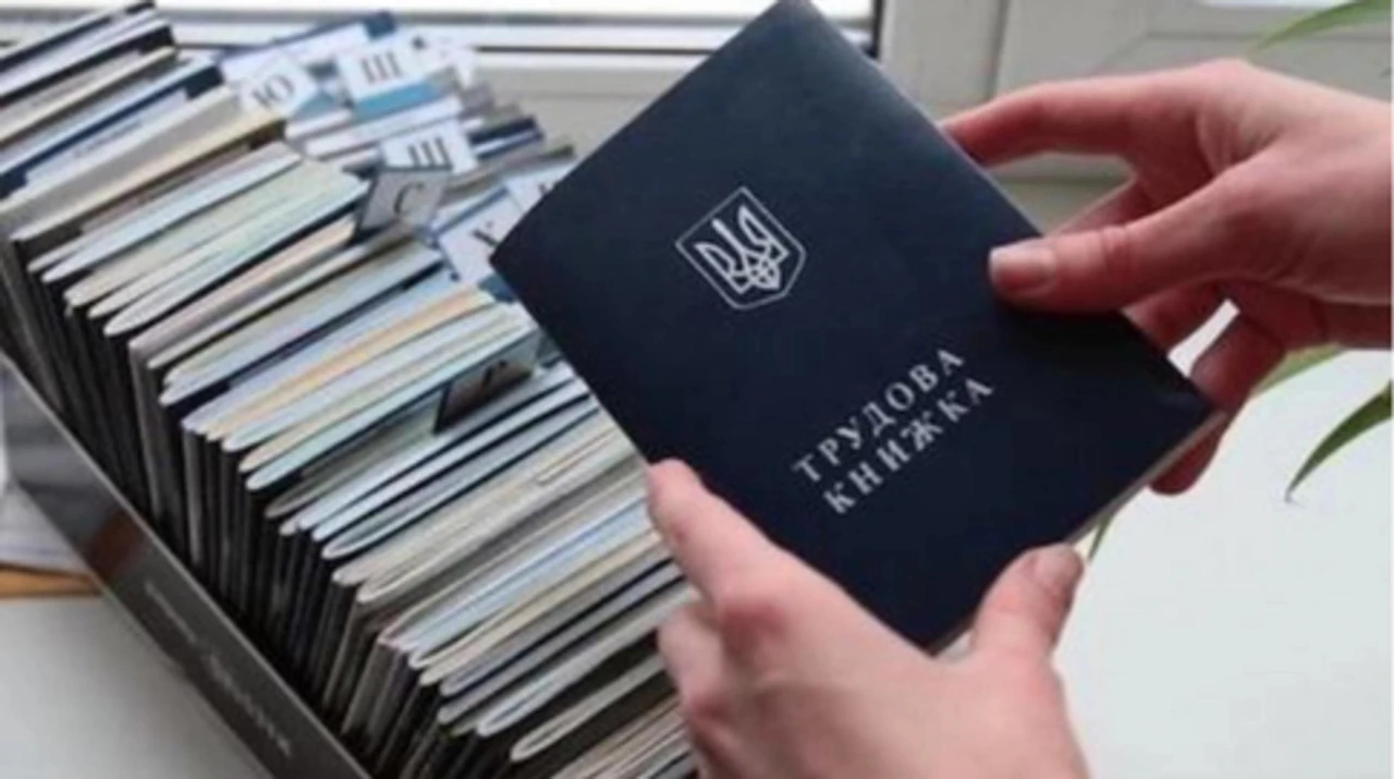 iak-otsyfruvaty-trudovu-knyzhku-povnyi-praktychnyi-haid-dlia-pochatkivtsiv-i-pro-de29