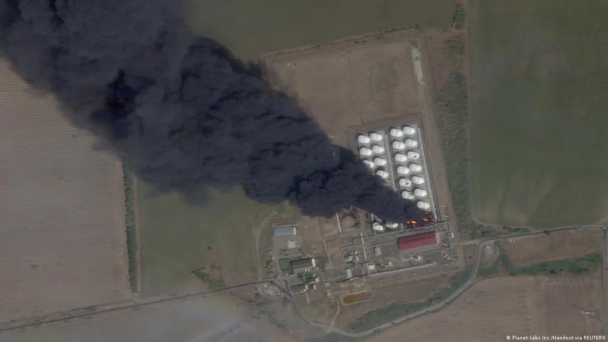 Палаюча газорозподільна станція Газпрому з чорним димом на супутниковому знімку