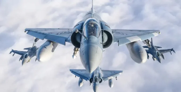 mirage-2000-5-frantsuzkyi-delta-vynyshchuvach-iakyi-zminyv-povitrianu-hru-3341
