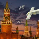 Дрони летять над Кремлем і собором Василя Блаженного в Москві