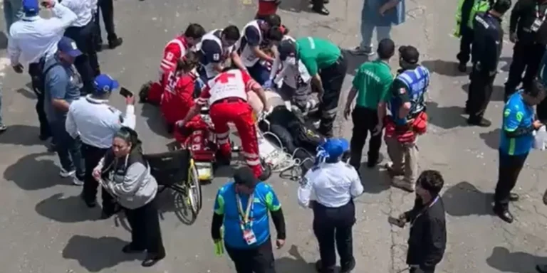 Поліція та медики на місці виявлення тіла в багажнику в Тіхуані