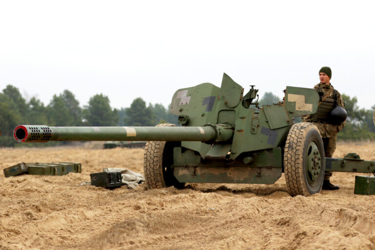 MT-12_100_mm_anti-tank_gun_in_Ukrainian_service (1)