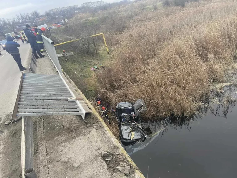 Автомобіль після падіння з моста у воду на Миколаївщині з рятувальниками на місці