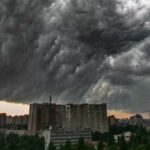Грозові хмари над багатоповерхівками Києва під час негоди