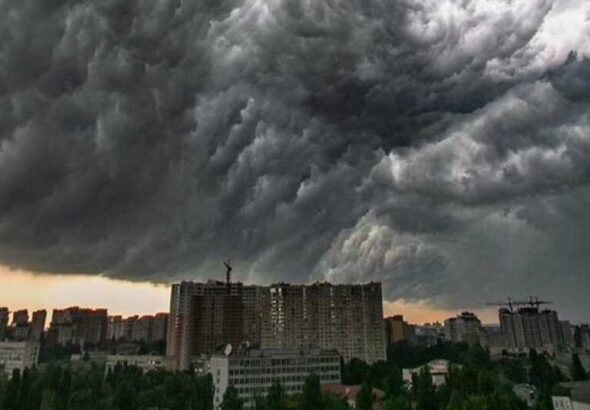 Грозові хмари над багатоповерхівками Києва під час негоди
