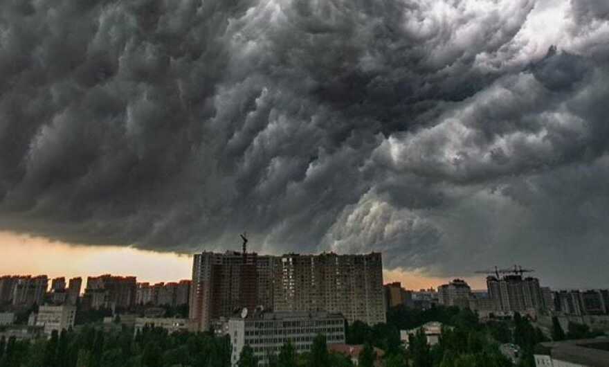 Грозові хмари над багатоповерхівками Києва під час негоди