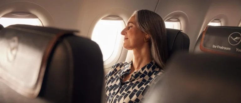 Пасажирка рейсу Lufthansa в салоні літака біля вікна