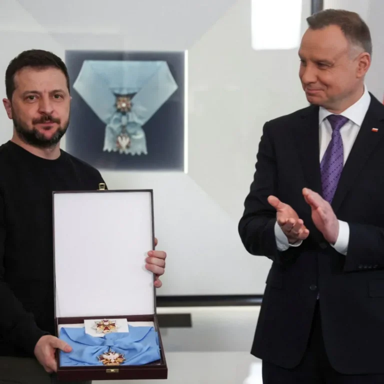Володимир Зеленський тримає орден Білого Орла поряд з Анджеєм Дудою