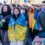 Українські діти та дорослі з прапорами на акції проти відмов у Польщі