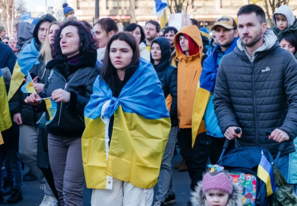 Українські діти та дорослі з прапорами на акції проти відмов у Польщі