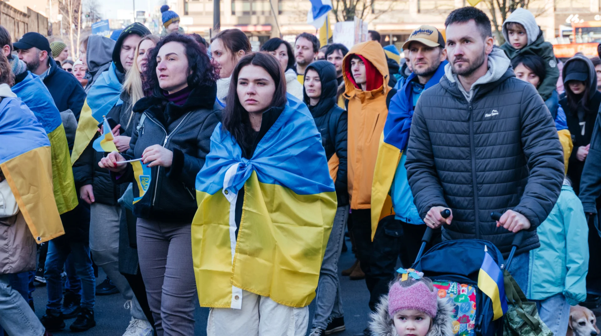Украинские дети и взрослые с флагами на акции против отказов в Польше