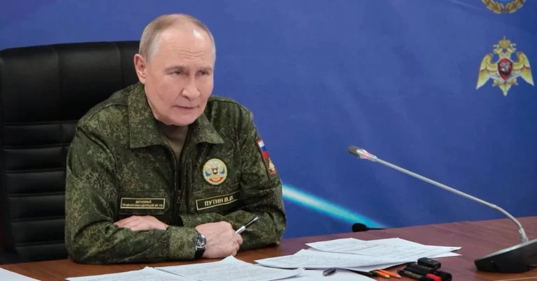 Володимир Путін у камуфляжі попереджає ворогів не воювати з Росією