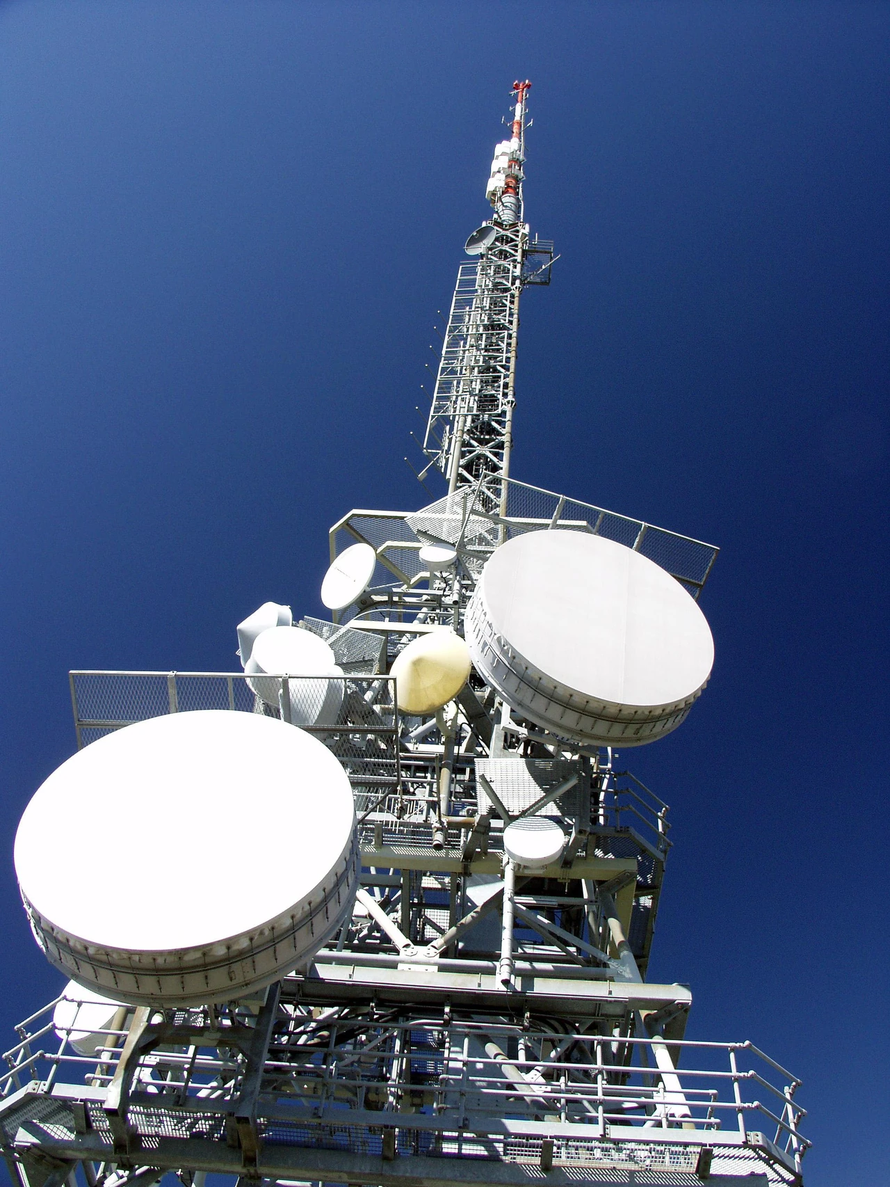 r402-radioreleina-stantsiia-srsh-5000-nadiinyi-zviazok-na-vidstani-do-35-km-c1ac
