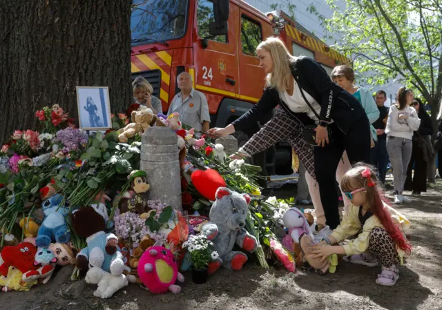 Меморіал з іграшками та квітами на місці загибелі мами з двома дітьми в Києві