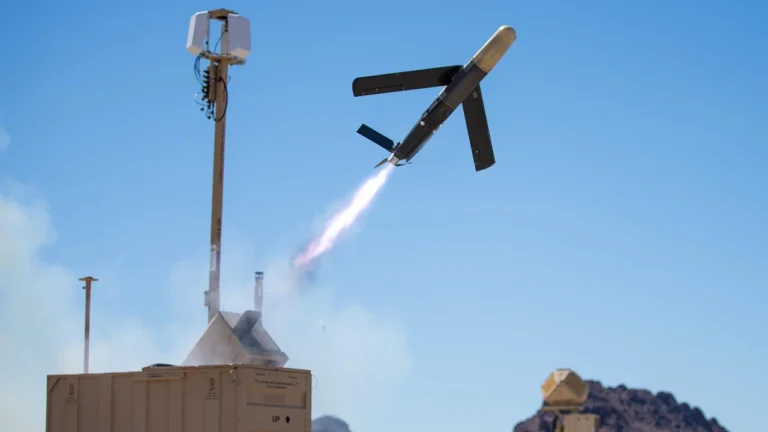raytheon-coyote-iak-kompaktnyi-efektor-raytheon-perevertaie-zakhyst-vid-droniv-74b8