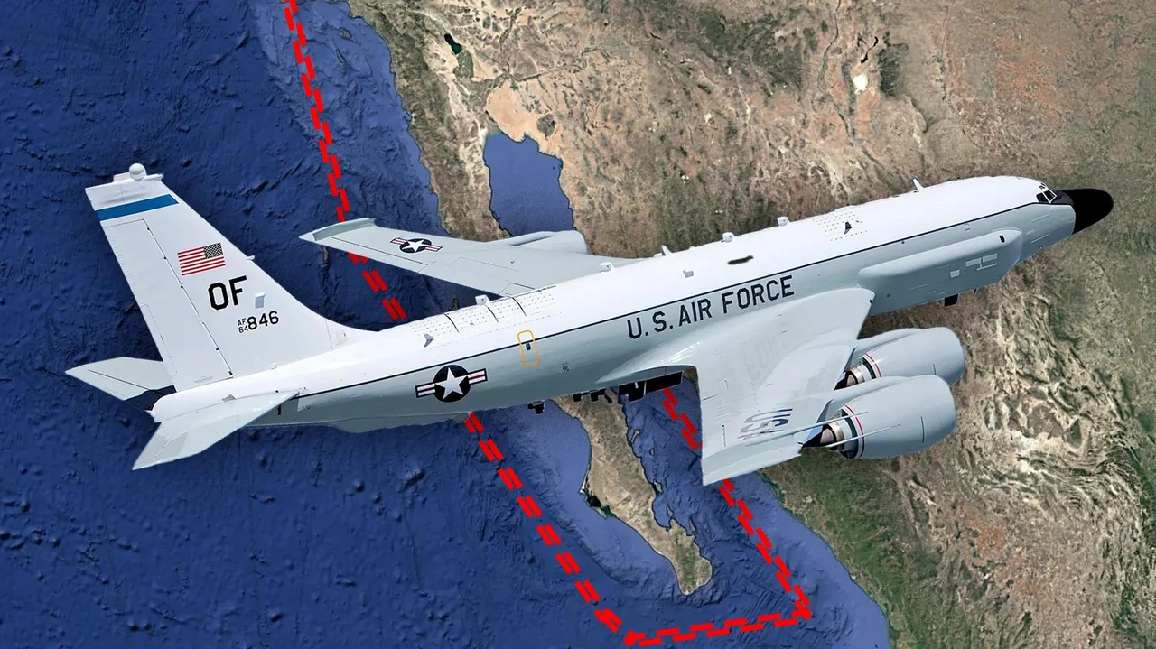 rc-135-hihant-syhnaliv-iakyi-chuie-voroha-za-horyzontom-aacb
