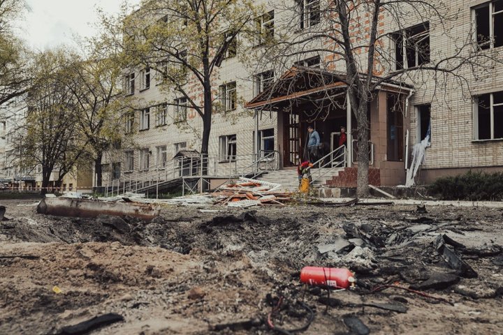 Пошкоджений житловий будинок у Сумах після удару РФ