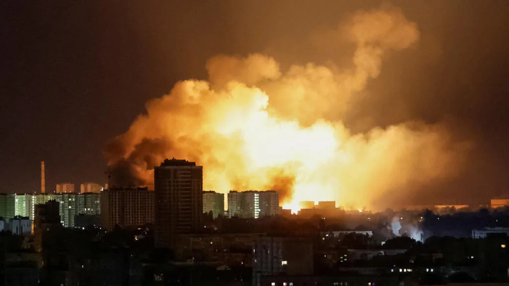 Вибух від російської ракети над містом України вночі під час атаки