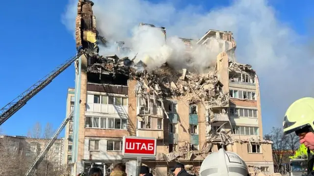 Зруйнований багатоквартирний будинок у Дніпрі після удару РФ з рятувальниками