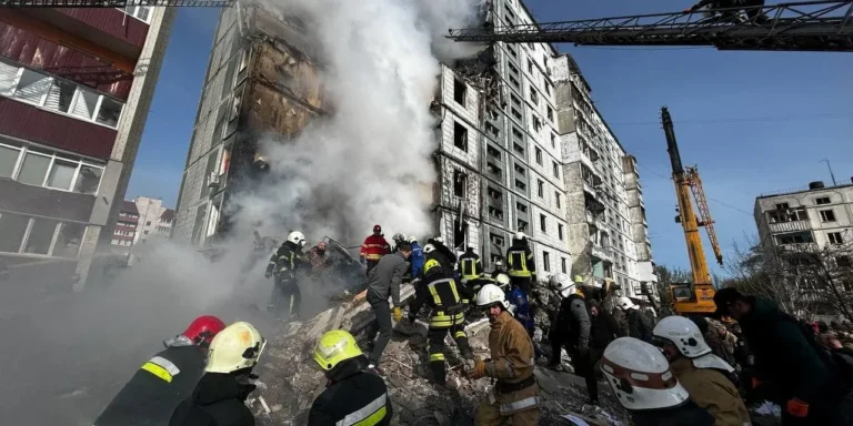 Спасатели на месте удара по девятиэтажке в Сумах
