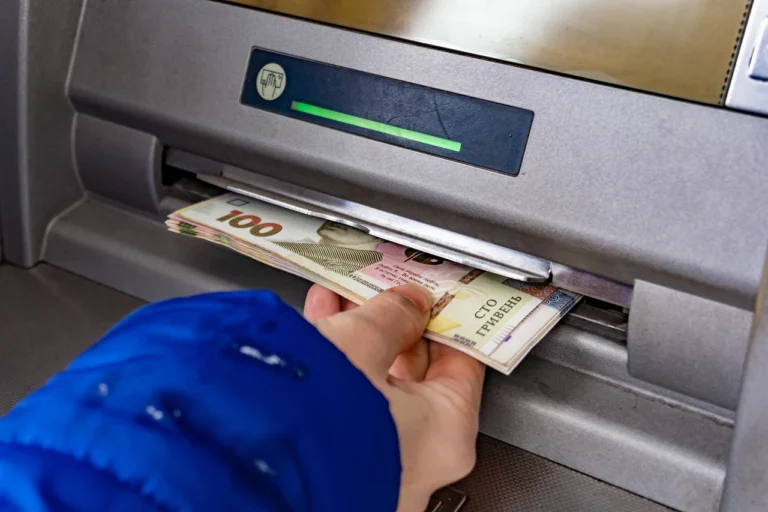 skilky-hroshei-mozhna-zniaty-v-bankomati-pryvatbanku-za-odyn-raz-7b75