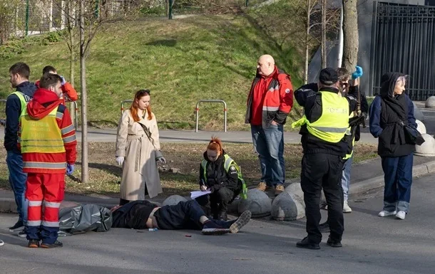 Поліція та медики на місці стрілянини в Києві після конфлікту мігрантів