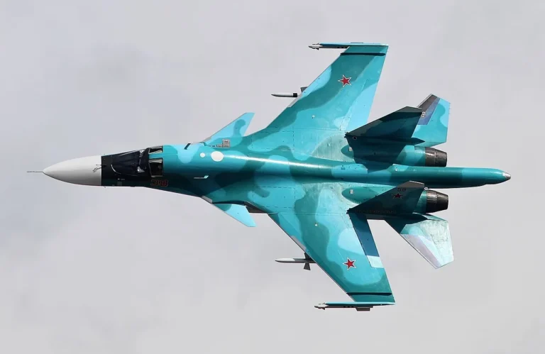 su-34-vynyshchuvach-bombarduvalnyk-shcho-poiednuie-shvydkist-i-udarnu-mits-6d0c