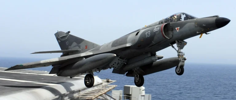 super-etendard-frantsuzkyi-palubnyi-shturmovyk-shcho-vplynuv-na-morsku-viinu-3c48
