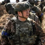 Олександр Сирський у формі на позиціях ЗСУ в Бахмуті