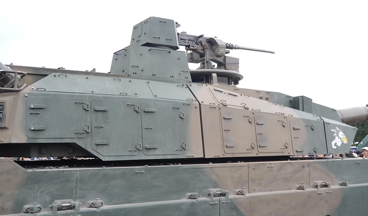 tank-typ-10-iaponskyi-henii-bronetekhniky-z-modulnoiu-broneiu-7f89