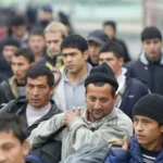 Натовп нелегальних мігрантів біля потяга на кордоні Європи
