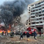 Рятувальники на місці удару РФ по будівлі в Дніпрі