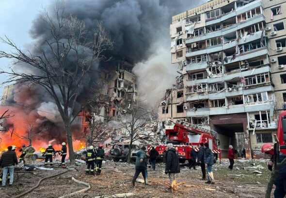 Рятувальники на місці удару РФ по будівлі в Дніпрі