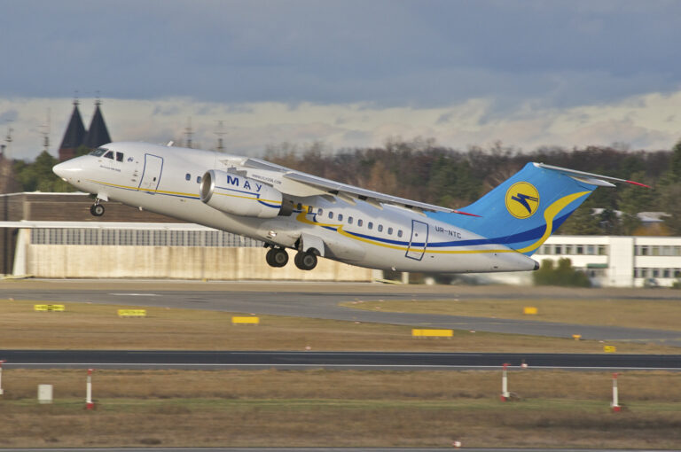 Ukraine_International_Airlines_Antonov_An-148-100B;_UR-NTC@TXL;30.12.2012_684dg_(8333216186)