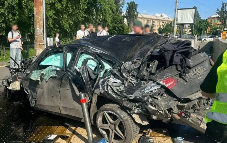 Знищений Mercedes після смертельної ДТП на Караваєвих дачах у Києві