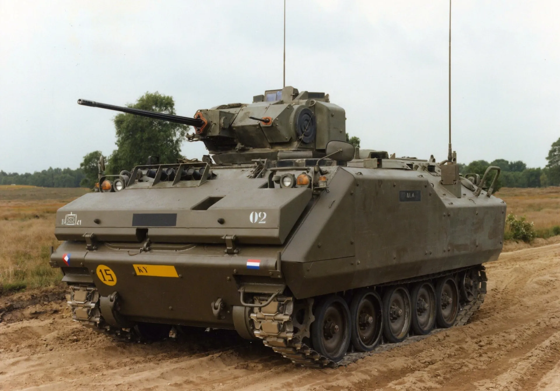 ypr-765-hollandska-boiova-mashyna-pikhoty-z-bahatym-boiovym-mynulym-4d6a