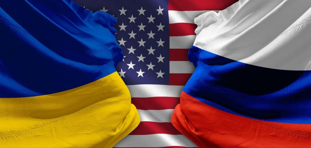 Прапори України, США та Росії на тлі переговорів про замороження війни