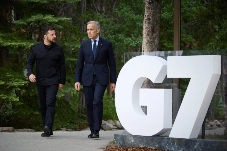 Зеленский на саммите G7 с лидерами стран возле знака G7