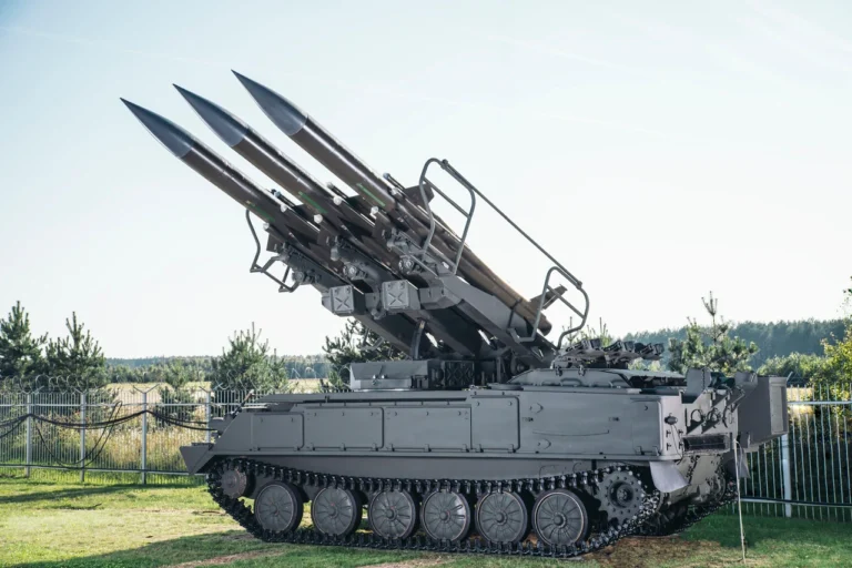 zrk-kub-samokhidnyi-zenitno-raketnyi-kompleks-shcho-zakhyshchav-tankovi-dyvizii-2a5b