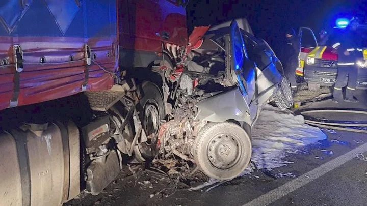 Уничтоженный автомобиль под грузовиком на трассе Днепр — Кривой Рог после ДТП