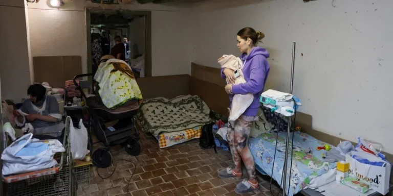 Мати з 4-денним немовлям у бомбосховищі під час обстрілів Києва