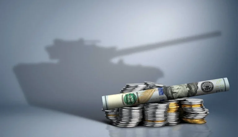 Грошові купюри та монети з тінню танка, що символізує бюджет РФ на війну з Україною
