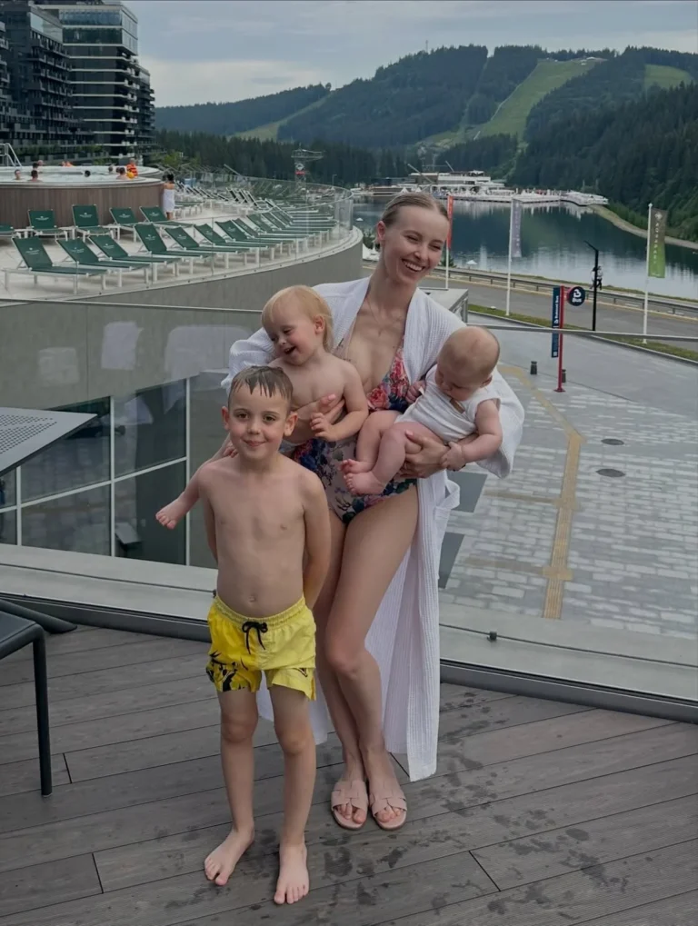 Анна Сагайдачна з трьома дітьми біля басейну в Буковелі