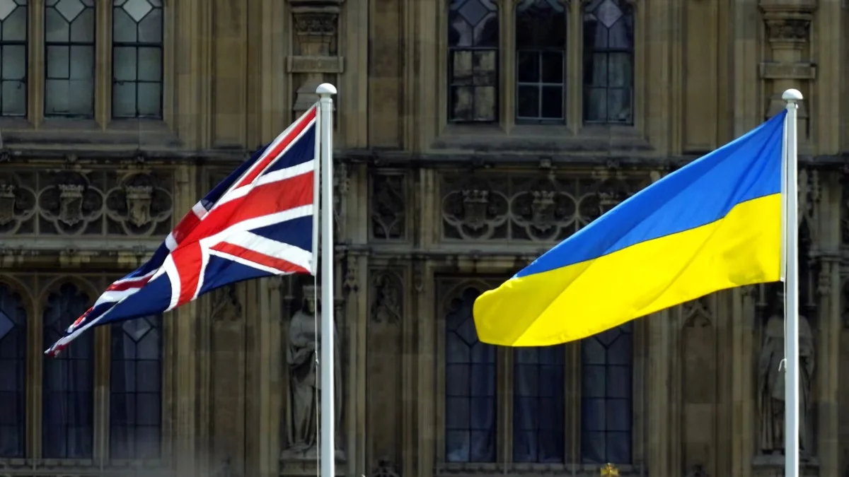 Прапори Великої Британії та України перед будівлею парламенту