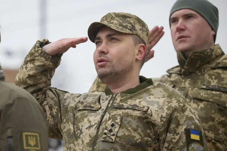 Кирило Буданов у камуфляжі віддає честь як керівник Офісу президента