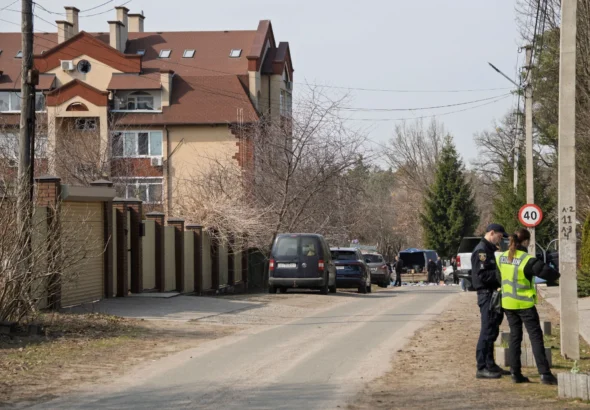 Поліцейські на вулиці в Олександрійському районі Кіровоградщини під час розслідування булінгу