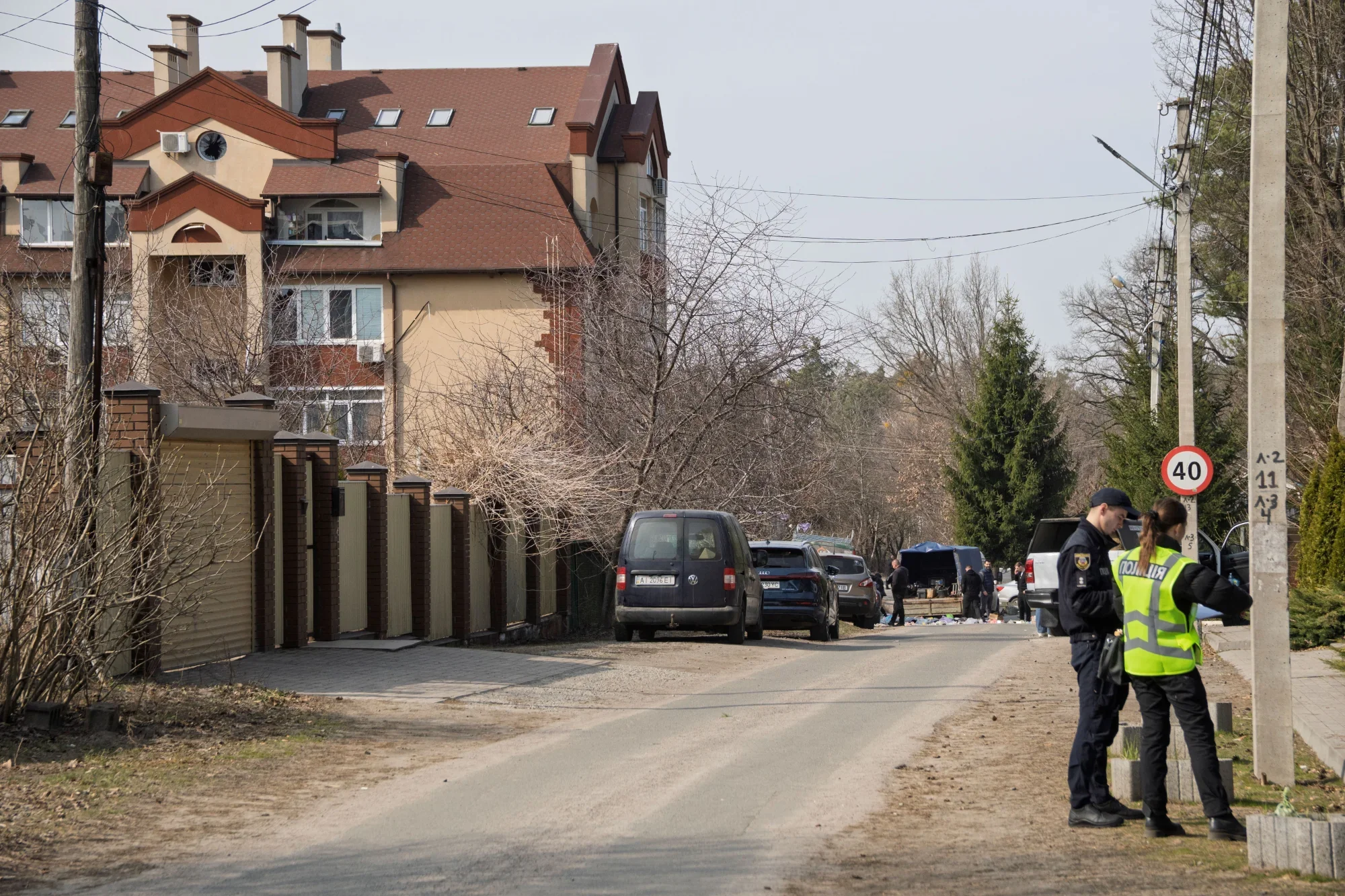 Поліцейські на вулиці в Олександрійському районі Кіровоградщини під час розслідування булінгу